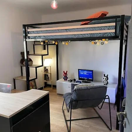 Apartment Charmant F4 *